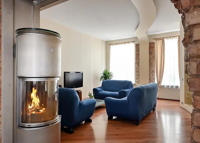 2-Bdrm Quiet Central Apartment